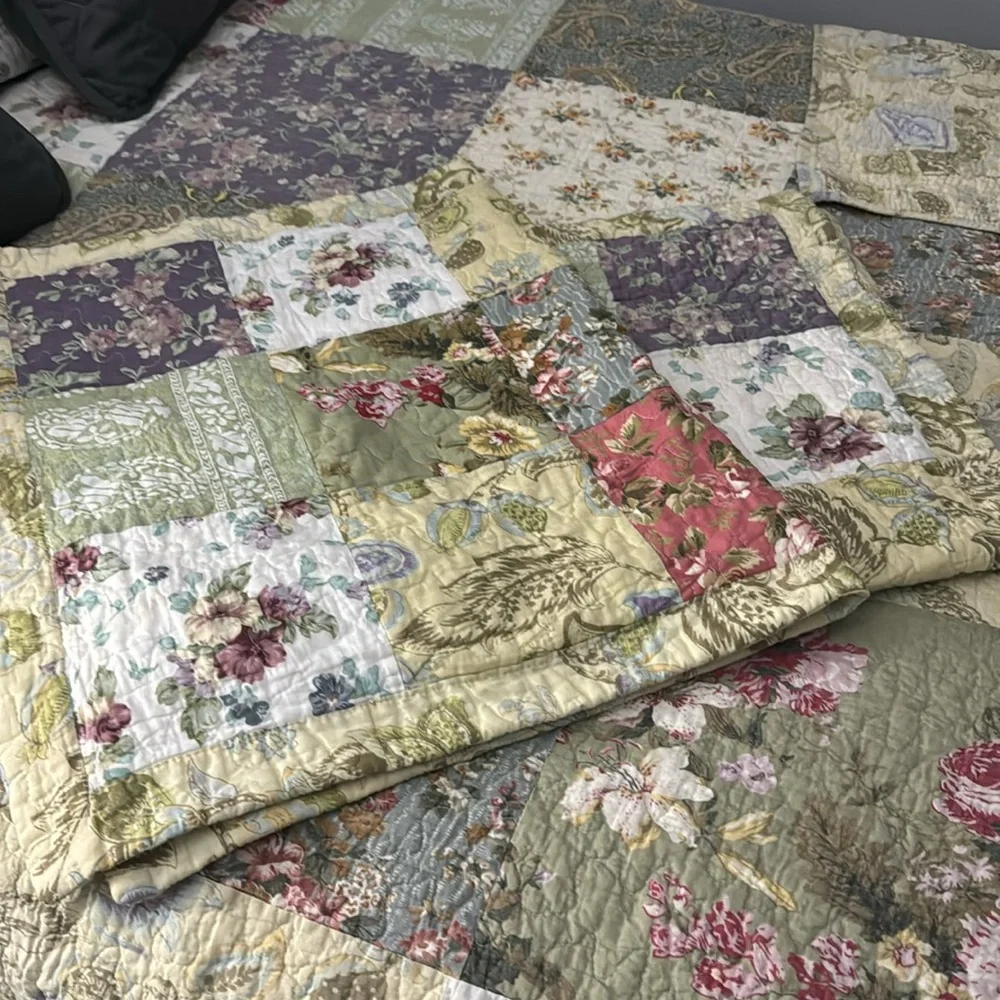 Beautiful King Comforter and King Shams - Picture 6 of 6